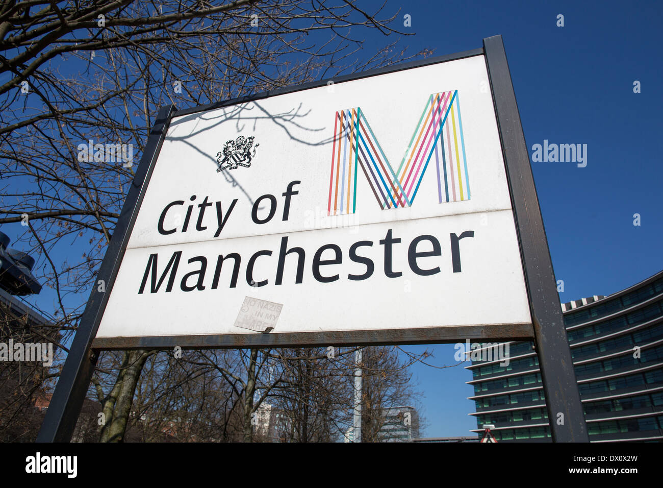 Stadt von Manchester Schild London Road Manchester, mit dem M-Logo Design von Peter Saville Stockfoto