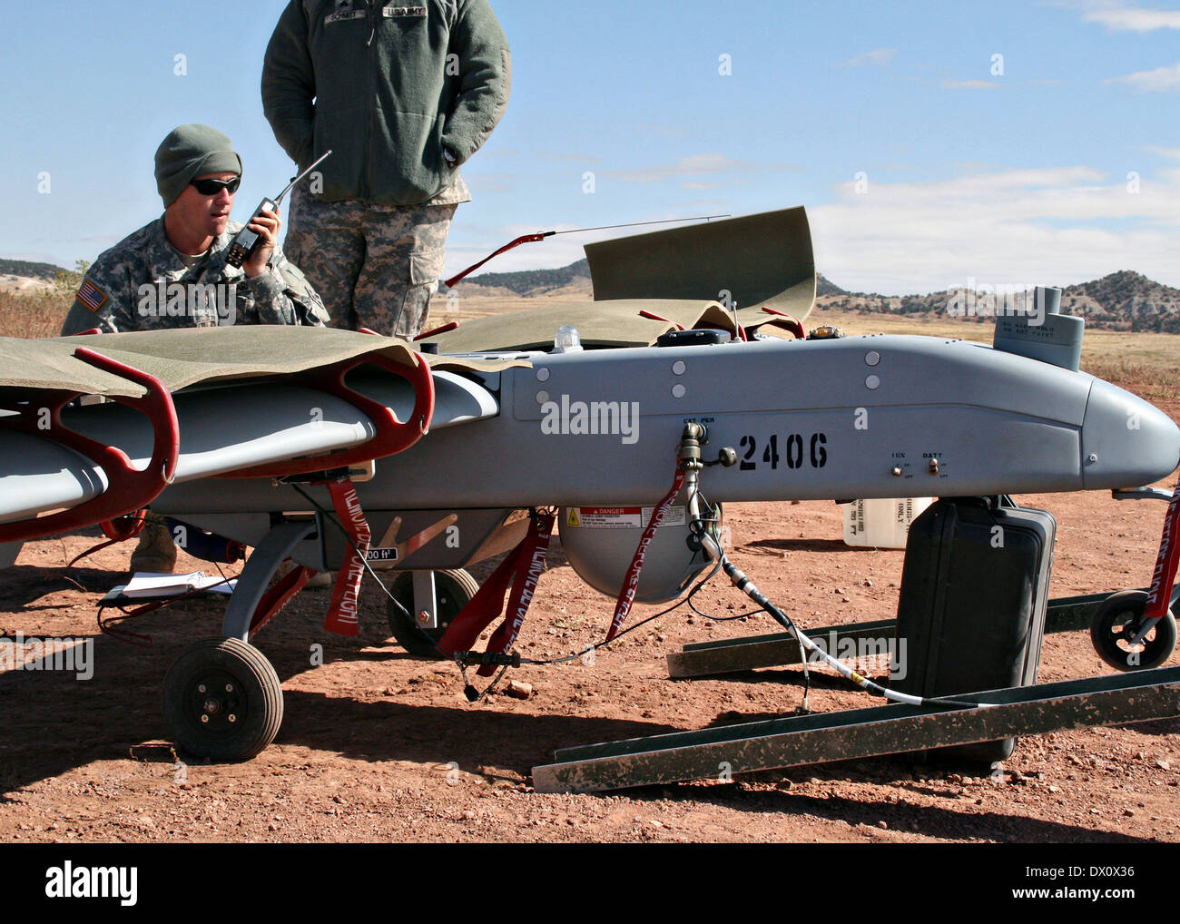 US-Armeesoldaten überprüfen Sie Radio auf eine RQ-7 Schatten Unmanned Aerial Vehicle in Camp Red Devil 4. Oktober 2012 in Fort Carson, Colorado. Stockfoto