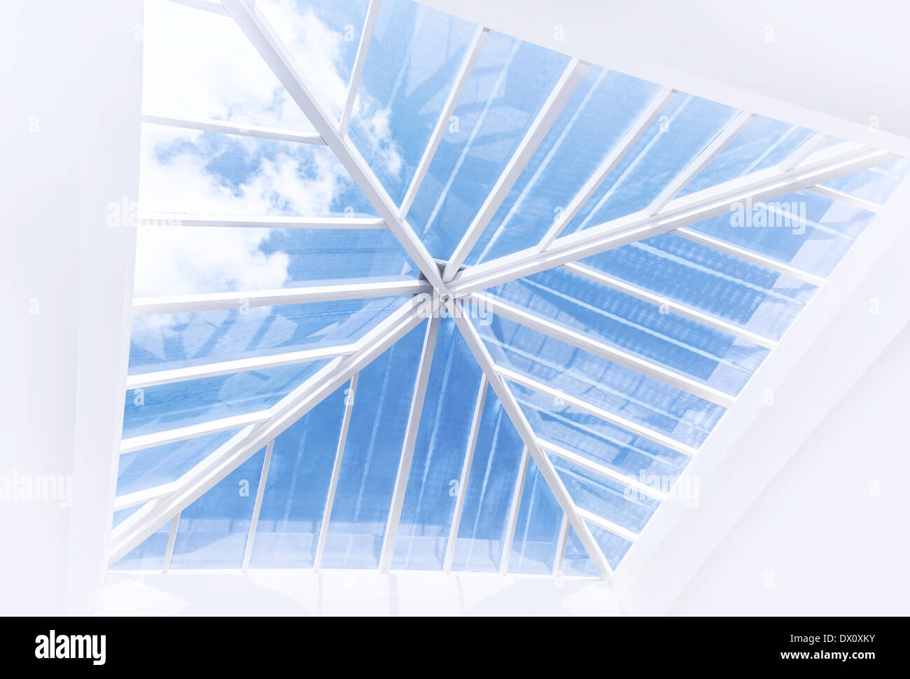 Große Fenster auf der Decke, große transparente Glas auf dem Dach in Luxus-Wohnung, moderne Architektur Stockfoto