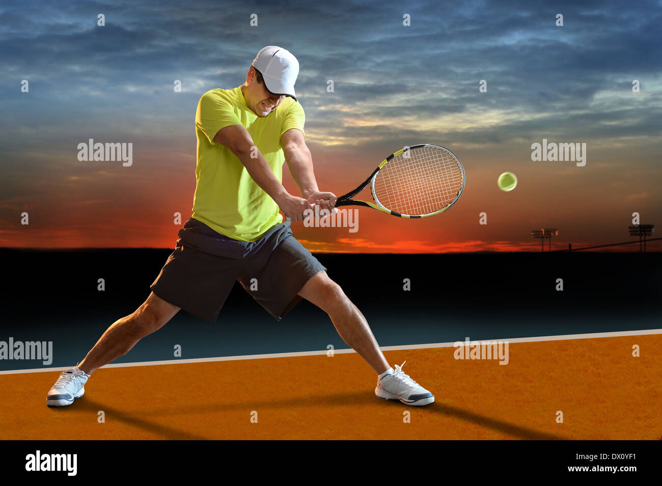 Reifen Sie, spanischer Tennisspieler schwingen Schläger bei Sonnenuntergang Stockfoto