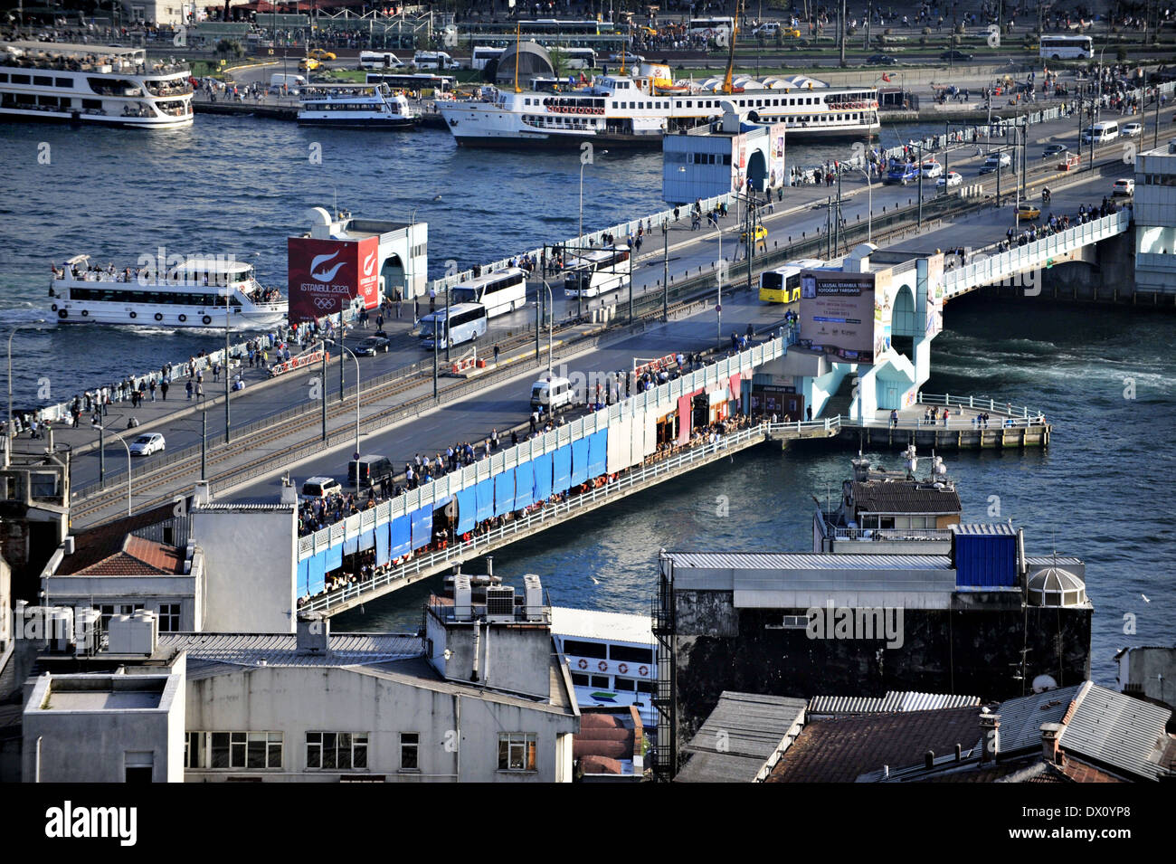 ISTANBUL - 3.Mai: Galata-Brücke und das Goldene Horn-Blick vom Galata-Turm auf 3. Mai 2013 in Istanbul. Stockfoto