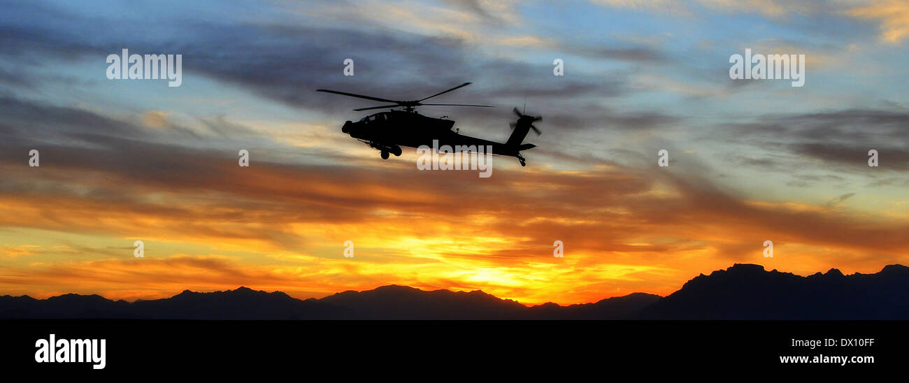 Eine Armee AH-64 Apache Kampfhubschrauber, Task Force Brawler zugewiesen kehrt zurück, um bei Sonnenuntergang nach einer Mission in Uruzgan Tal 18. Januar 2013 in Tarin Kowt, Afghanistan basieren. Stockfoto