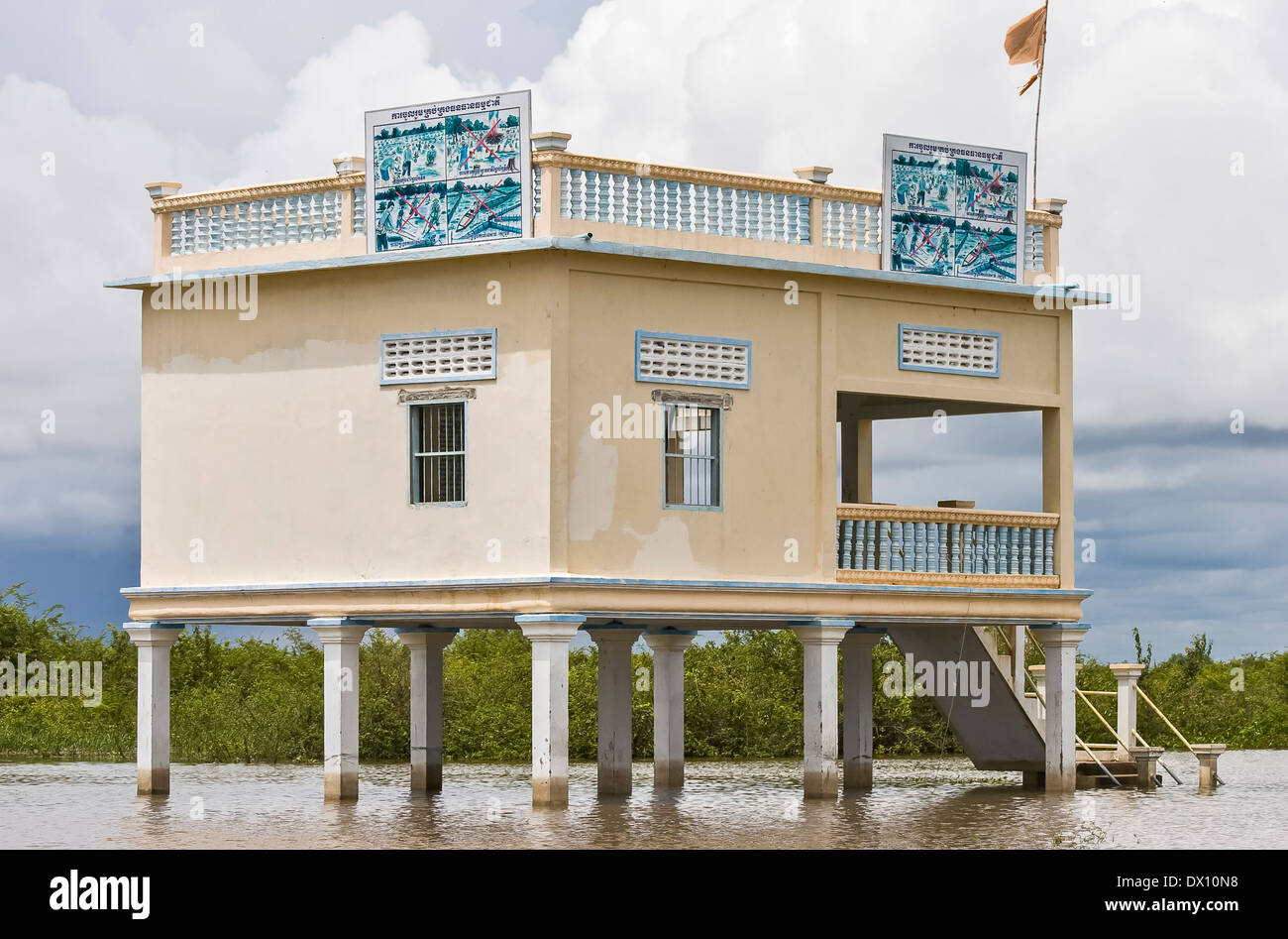 Polizeistation auf Stelzen auf Tonie-SAP-See, in der Nähe von Siem Reap, Kambodscha 2009 Stockfoto