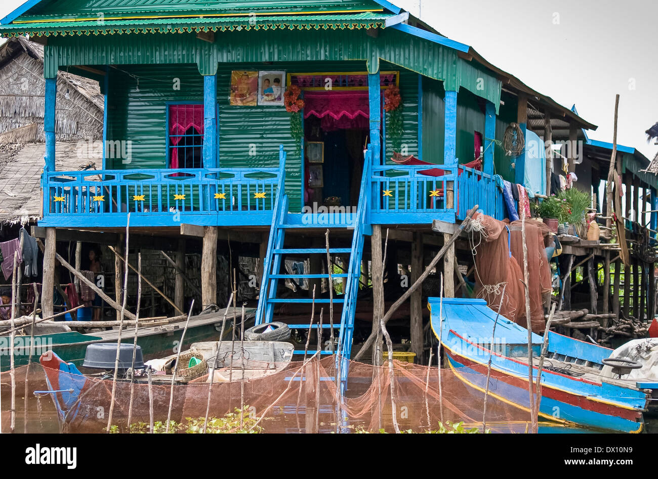 Lake Village House, Hellblau, auf Stelzen mit Veranda und gebundene Boote, auf tonie See sap, in der Nähe von Siem Reap, Kambodscha 2009 Stockfoto