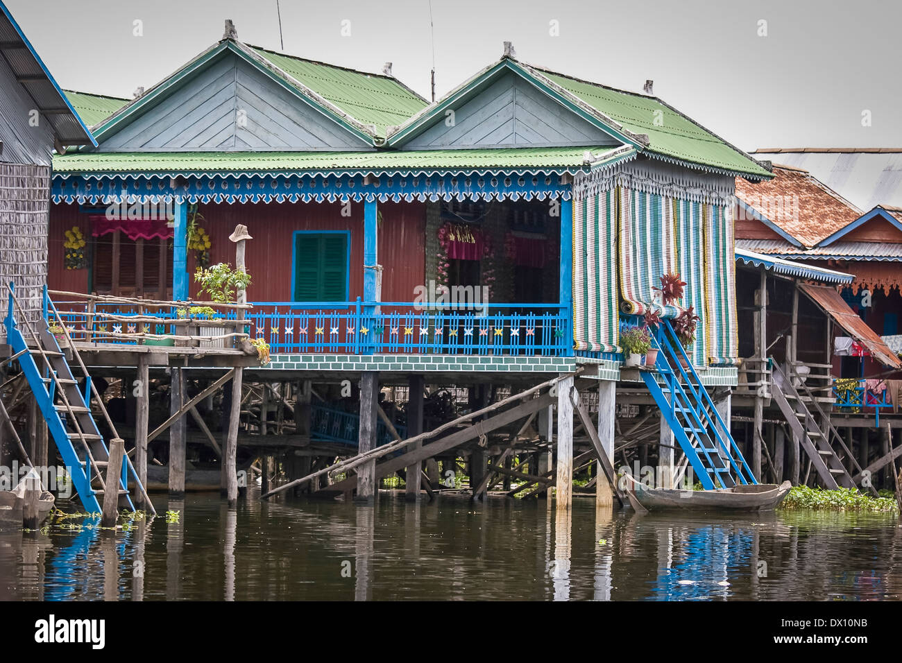 Lake Village Haus auf Stelzen, hellen blauen Veranda und Treppen zum See, Tonie sap-See, in der Nähe von Siem Reap, Kambodscha 2009 Stockfoto