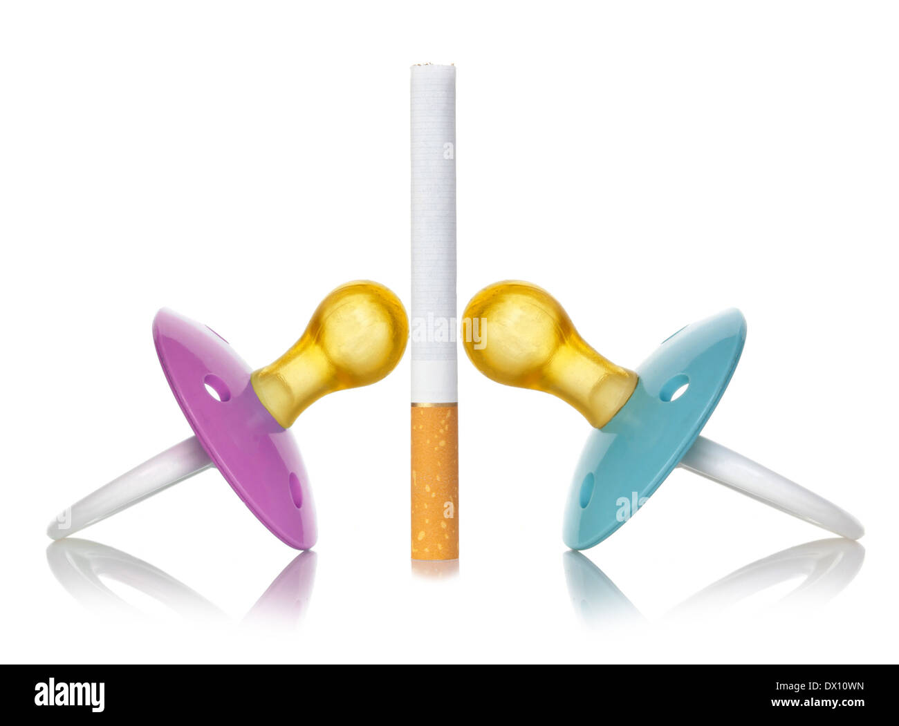 Konzept der Rauch mit Schnuller für Babys auf weißem Hintergrund. Stockfoto