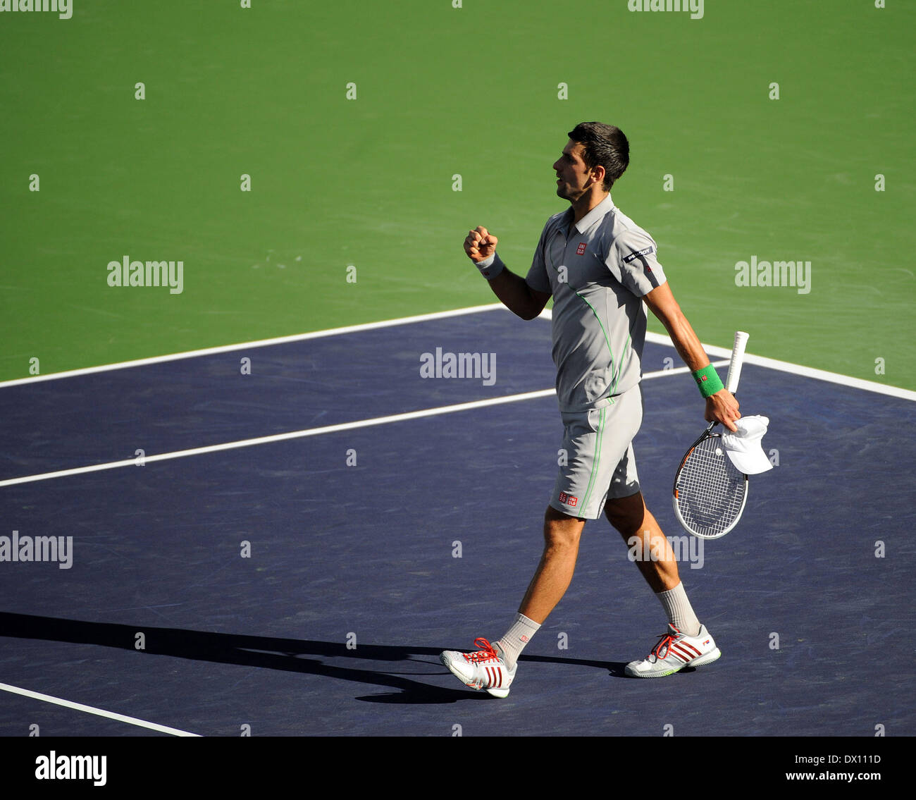 16. März 2014, Indian Wells, Kalifornien: [2] Novak Djokovic (SRB) feiert seinen Sieg gegen [7] Roger Federer (SUI) während das Herren-Finale bei der BNP Paribas Open in Indian Wells Tennis Garden in Indian Wells, Kalifornien John Green/CSM Stockfoto