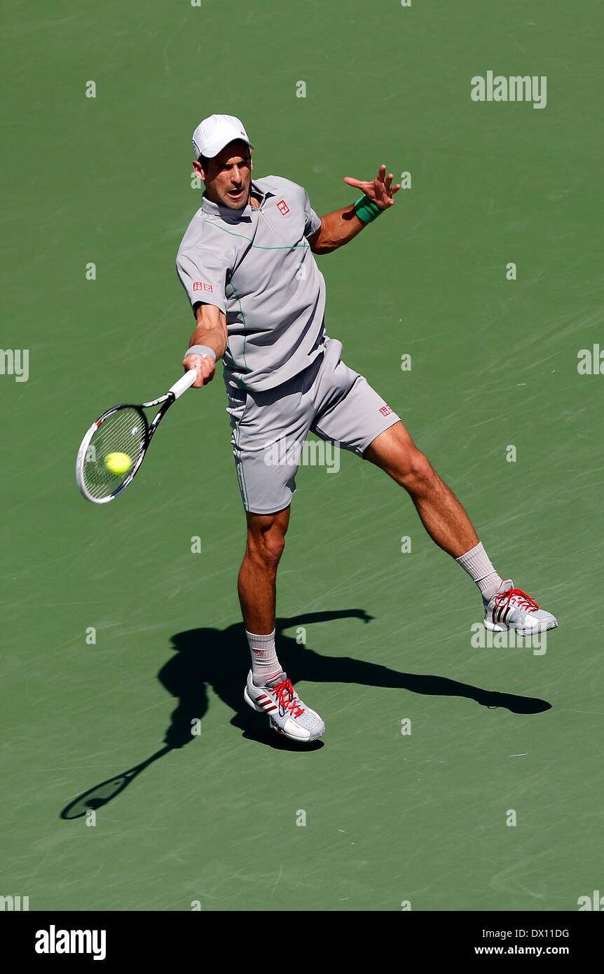 15. März 2014: Novak Djokovic Serbien gibt einen Schuss auf John Isner während der BNP Paribas Open Herren Einzel Halbfinale in Indian Wells Tennis Garden in Indian Wells CA. Stockfoto