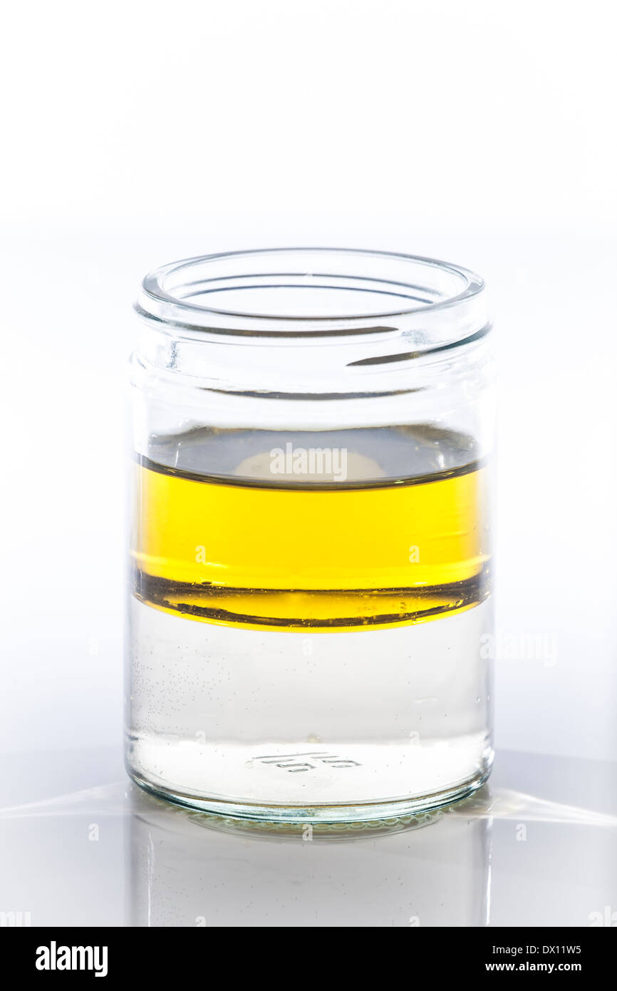 Ol Wasser In Einem Glas Stockfotografie Alamy