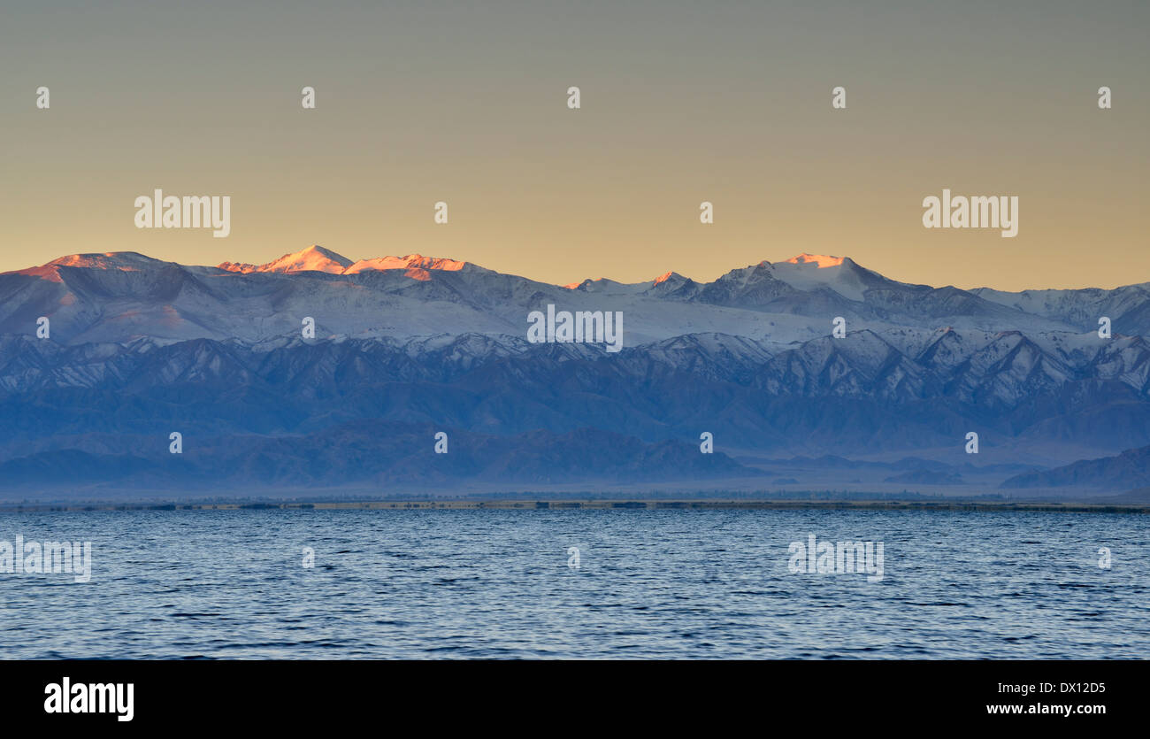 See Issyk Kol bei Sonnenaufgang, Tien-Shan-Gebirge, Kirgisistan Stockfoto