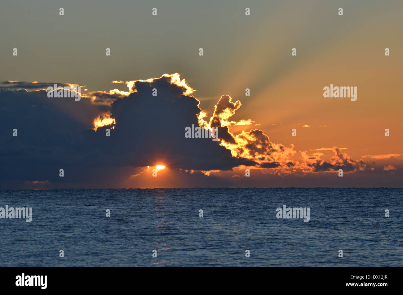 See Issyk Kol bei Sonnenaufgang, Tien-Shan-Gebirge, Kirgisistan Stockfoto