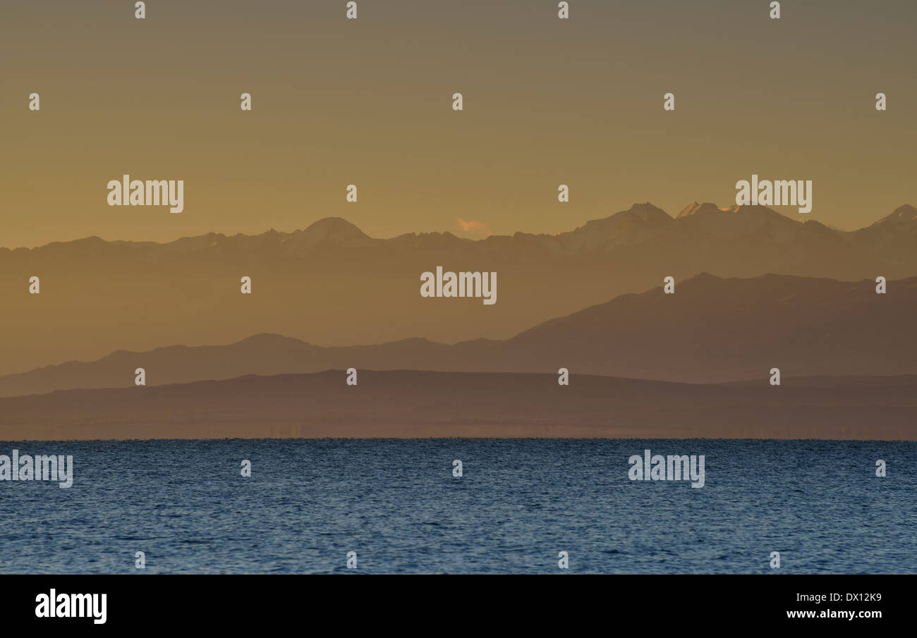 See Issyk Kol bei Sonnenaufgang, Tien-Shan-Gebirge, Kirgisistan Stockfoto
