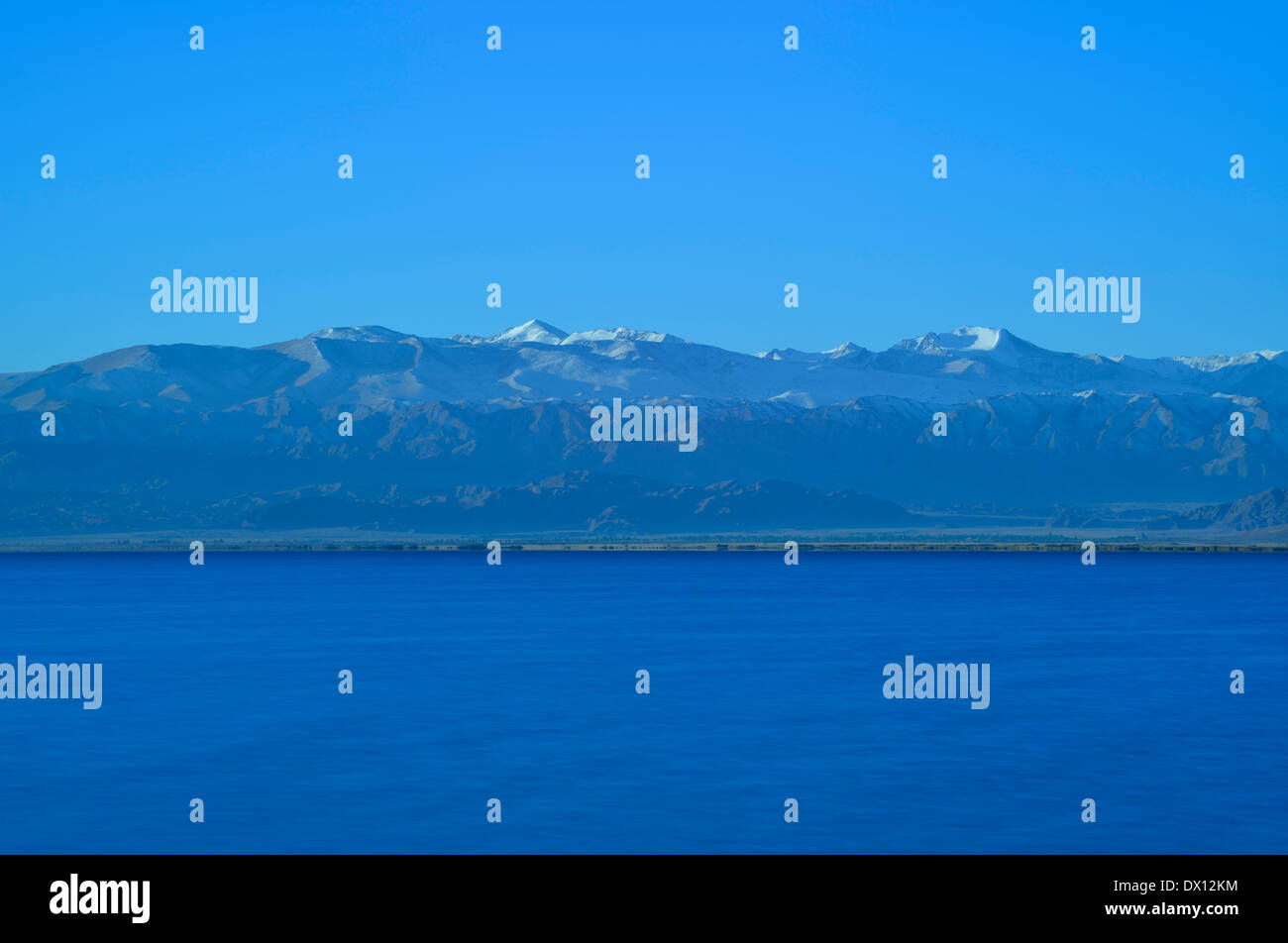 See Issyk Kol in der Morgendämmerung, Tien-Shan-Gebirge, Kirgisistan Stockfoto