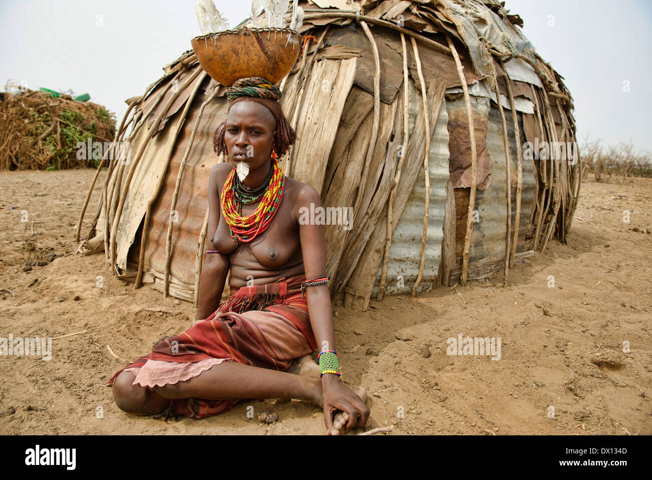 Dassanech Frau vor ihrer Hütte im unteren Omo-Tal von Äthiopien Stockfoto