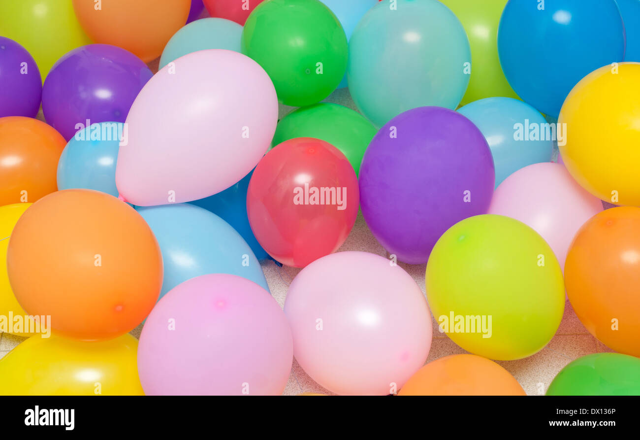 Luftballons in vielen Farben in einem großen Haufen Stockfoto