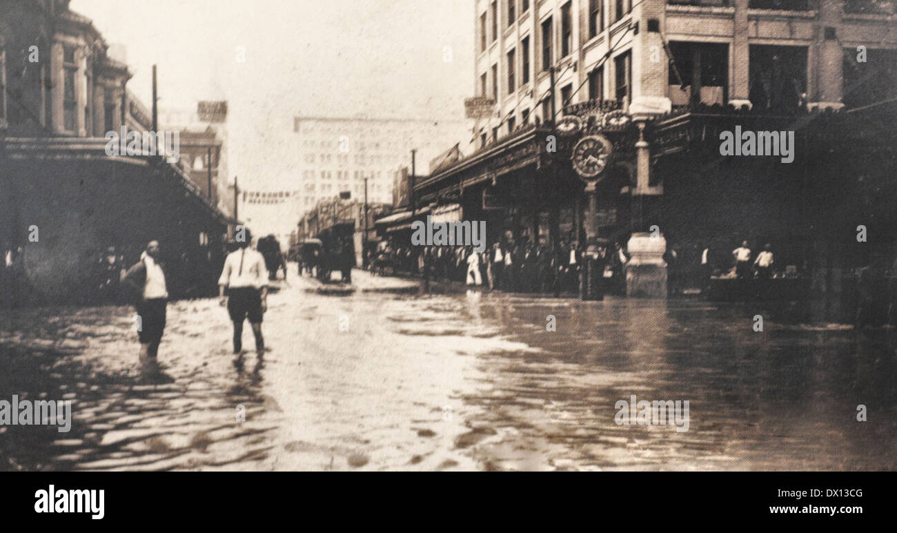 Hochwasser an Kreuzung von East Houston Street und St. Mary Street, San Antonio, Texas 1. Oktober 1913 Stockfoto