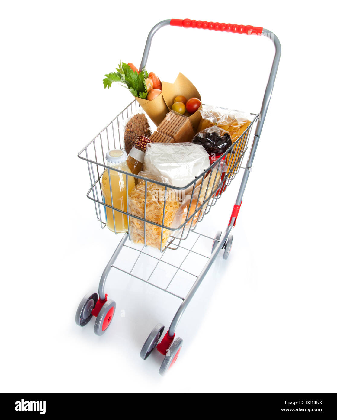 Einkaufswagen voller Lebensmittel auf weißem Hintergrund Stockfoto