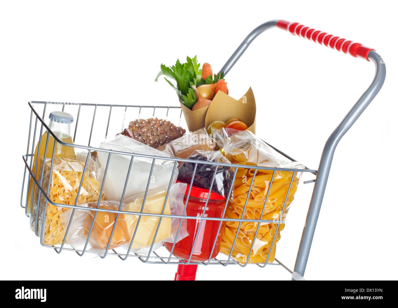 Einkaufswagen voller Lebensmittel auf weißem Hintergrund Stockfoto