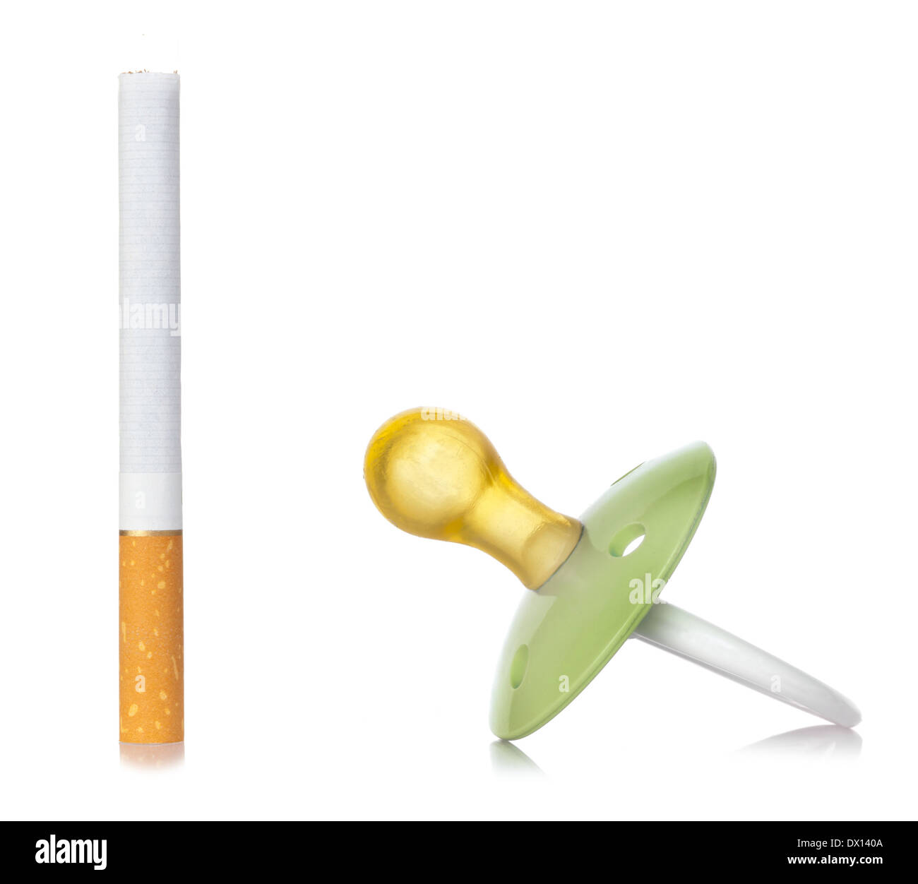 Konzept der Rauch mit Schnuller für Babys auf weißem Hintergrund. Stockfoto