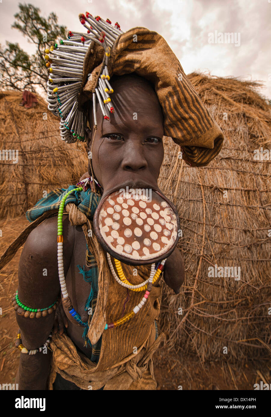 Mursi-Frau mit Mundlochplatte im unteren Omo-Tal von Äthiopien. Stockfoto