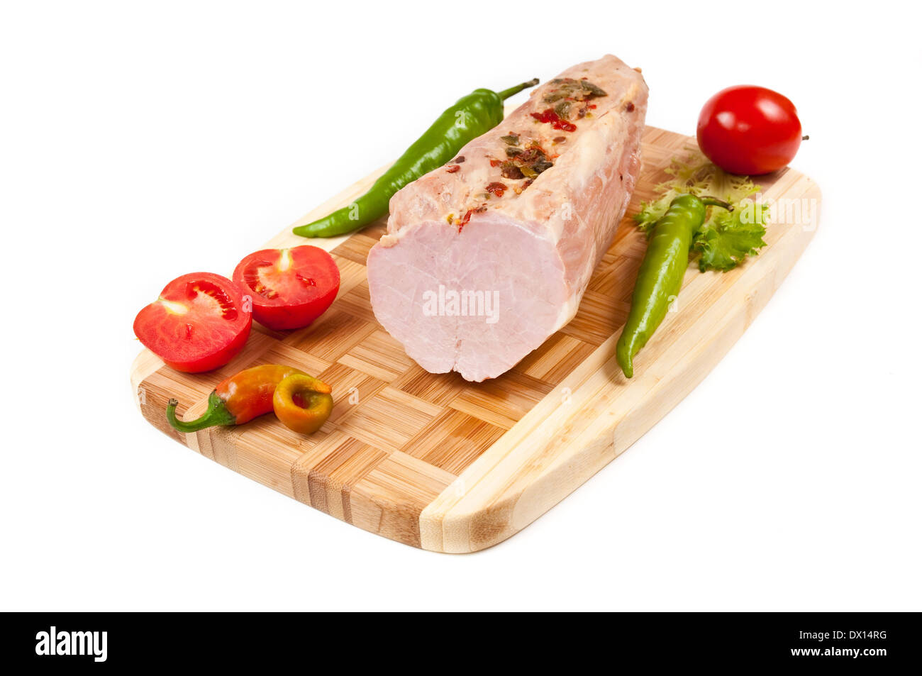 Anordnung mit Fleisch geräucherten Speck, Tomaten und Paprika auf Schneidebrett Stockfoto