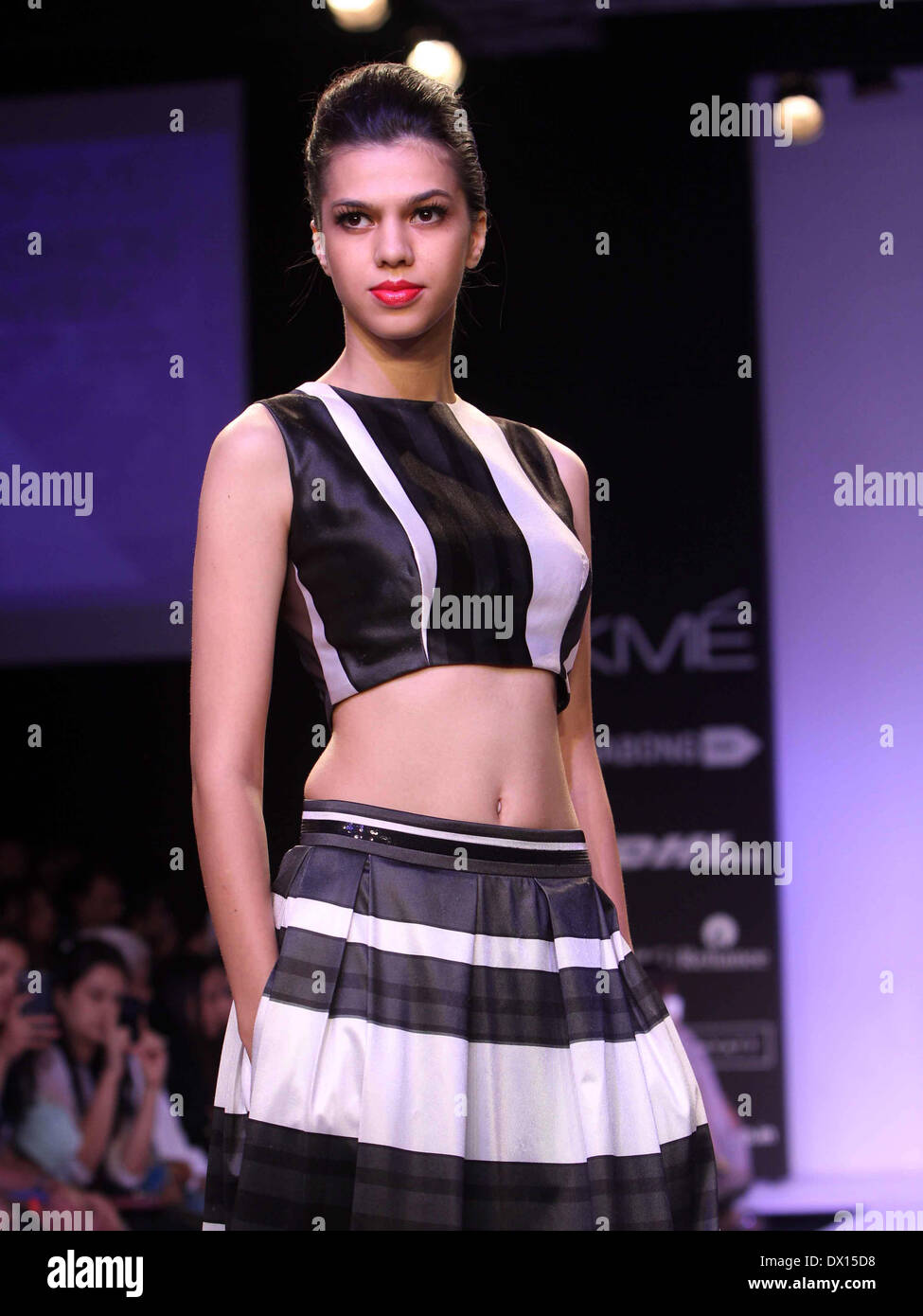 Mumbai, Indien. 16. März 2014. Ein Modell zeigt eine Kreation von Archana Kochchar während der Lakme Fashion Week in Mumbai, Indien, 16. März 2014. Bildnachweis: Stringer/Xinhua/Alamy Live-Nachrichten Stockfoto