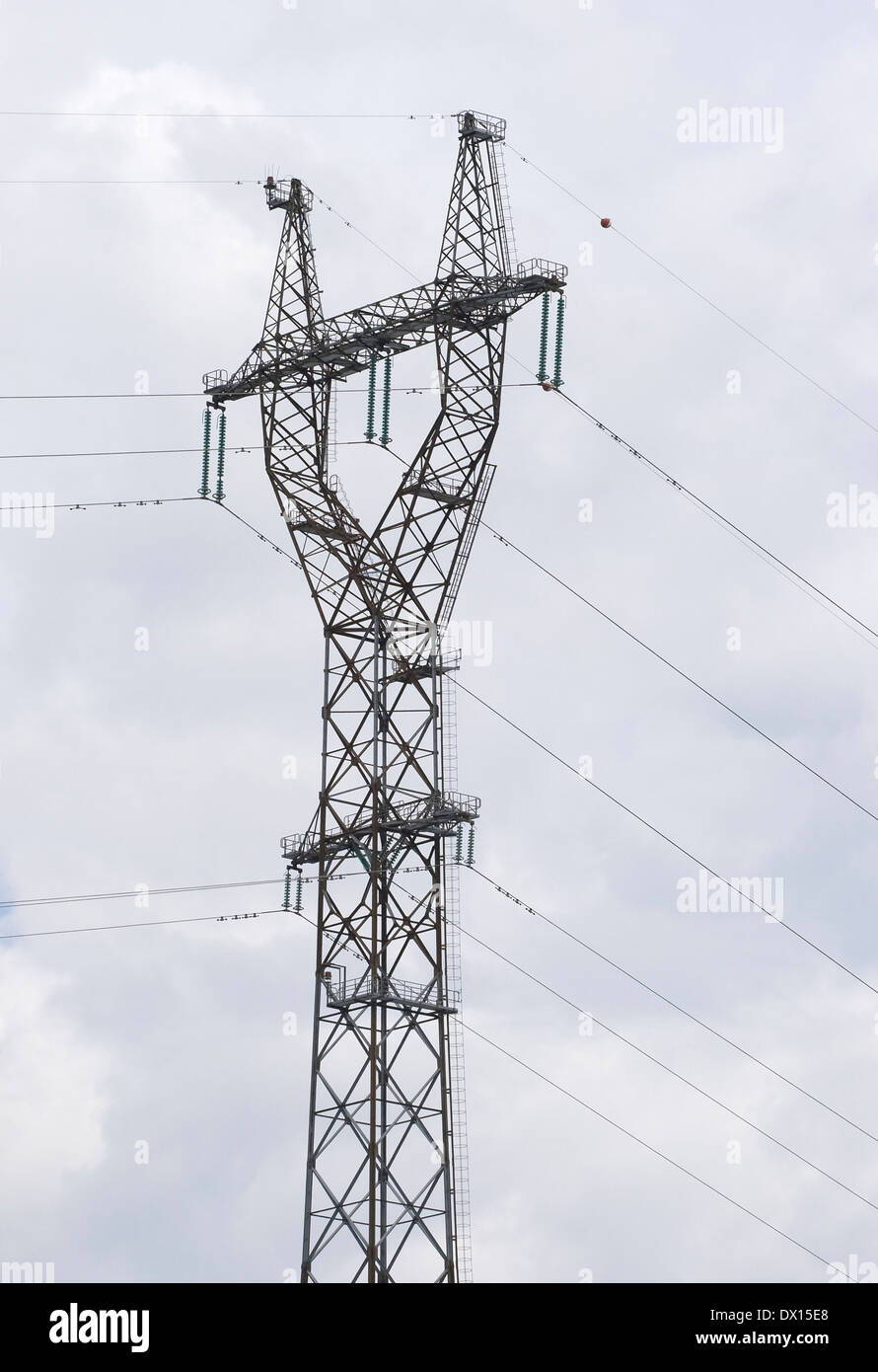 Power-Sendemast, Ansicht von unten Stockfoto