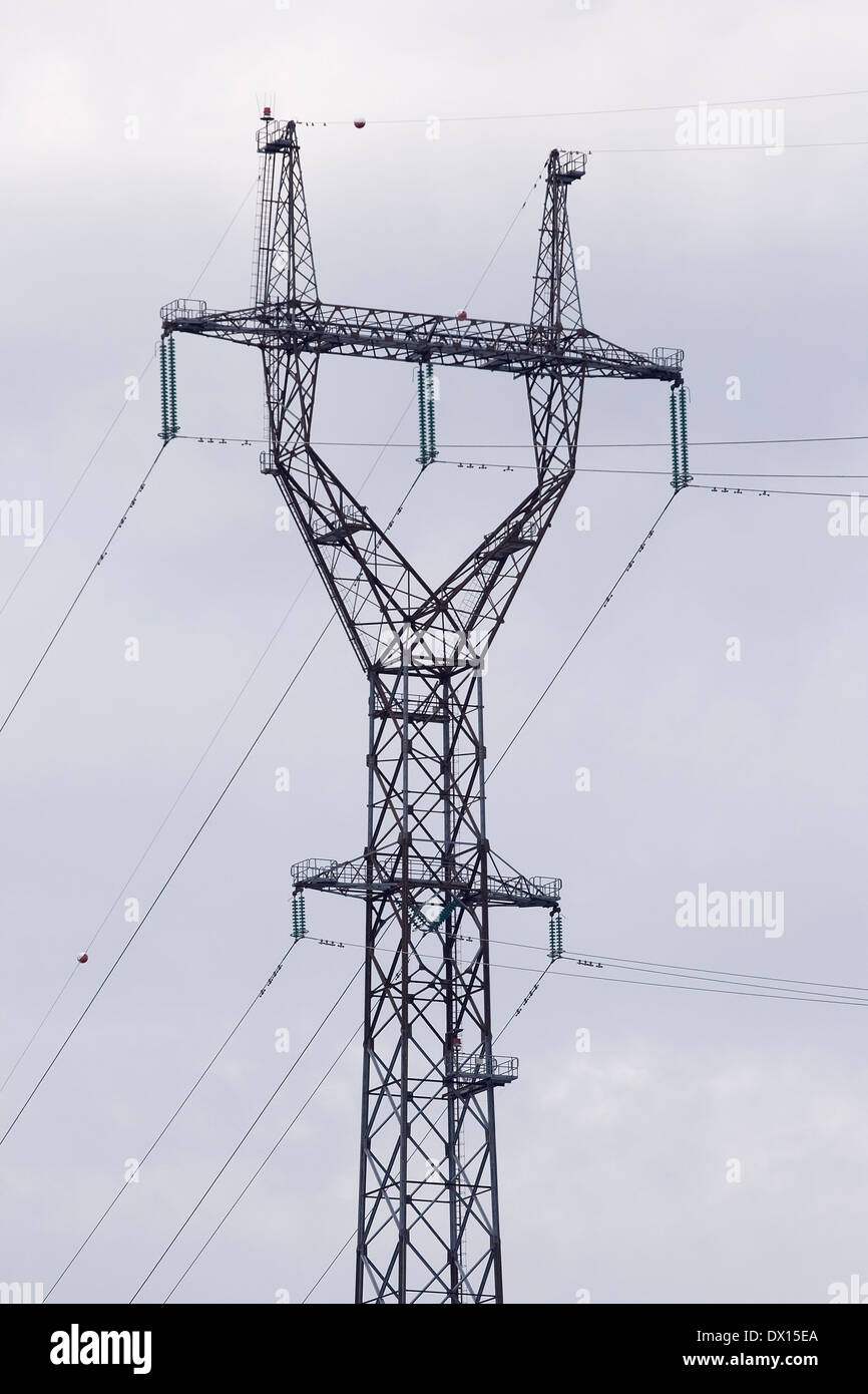Power-Sendemast, Ansicht von unten Stockfoto