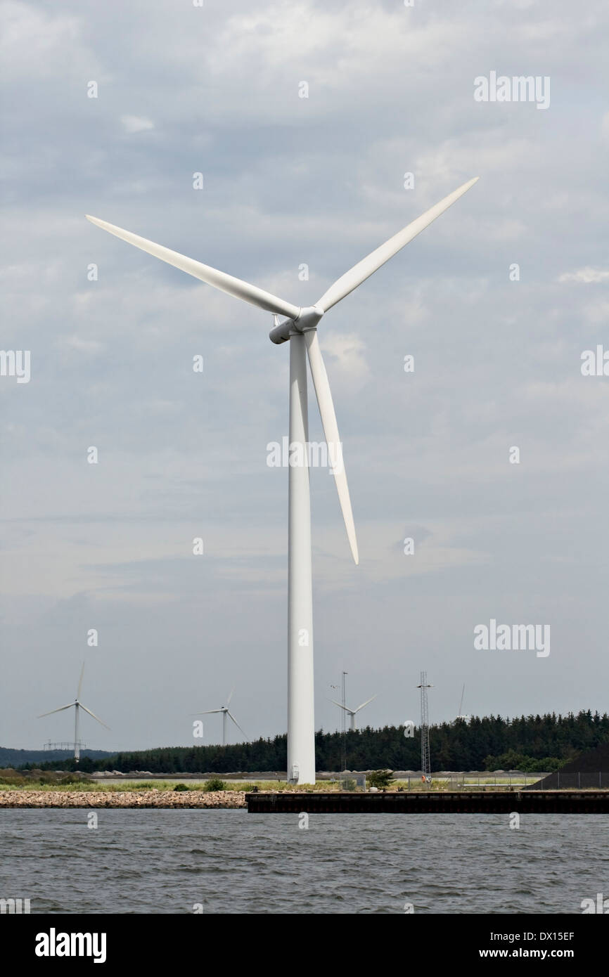 Windgenerator auf einem Fluss Küste, Dänemark Stockfoto