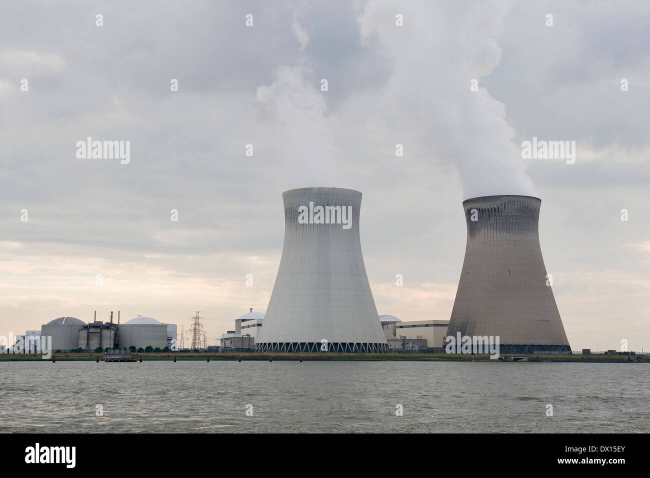 Kühltürme von Doel Kernkraftwerk in der Nähe von Antwerpen, Belgien Stockfoto