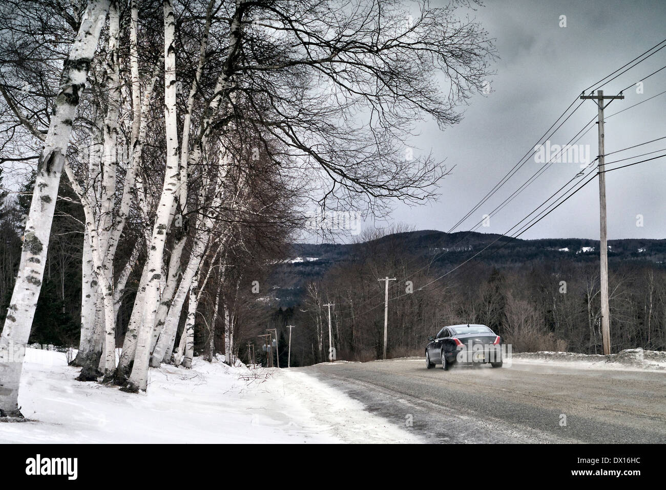 Jaguar XJ AWD fahren auf einer Bergstraße im Winter in der Nähe von Skigebiet Stowe Vermont New England USA Stockfoto