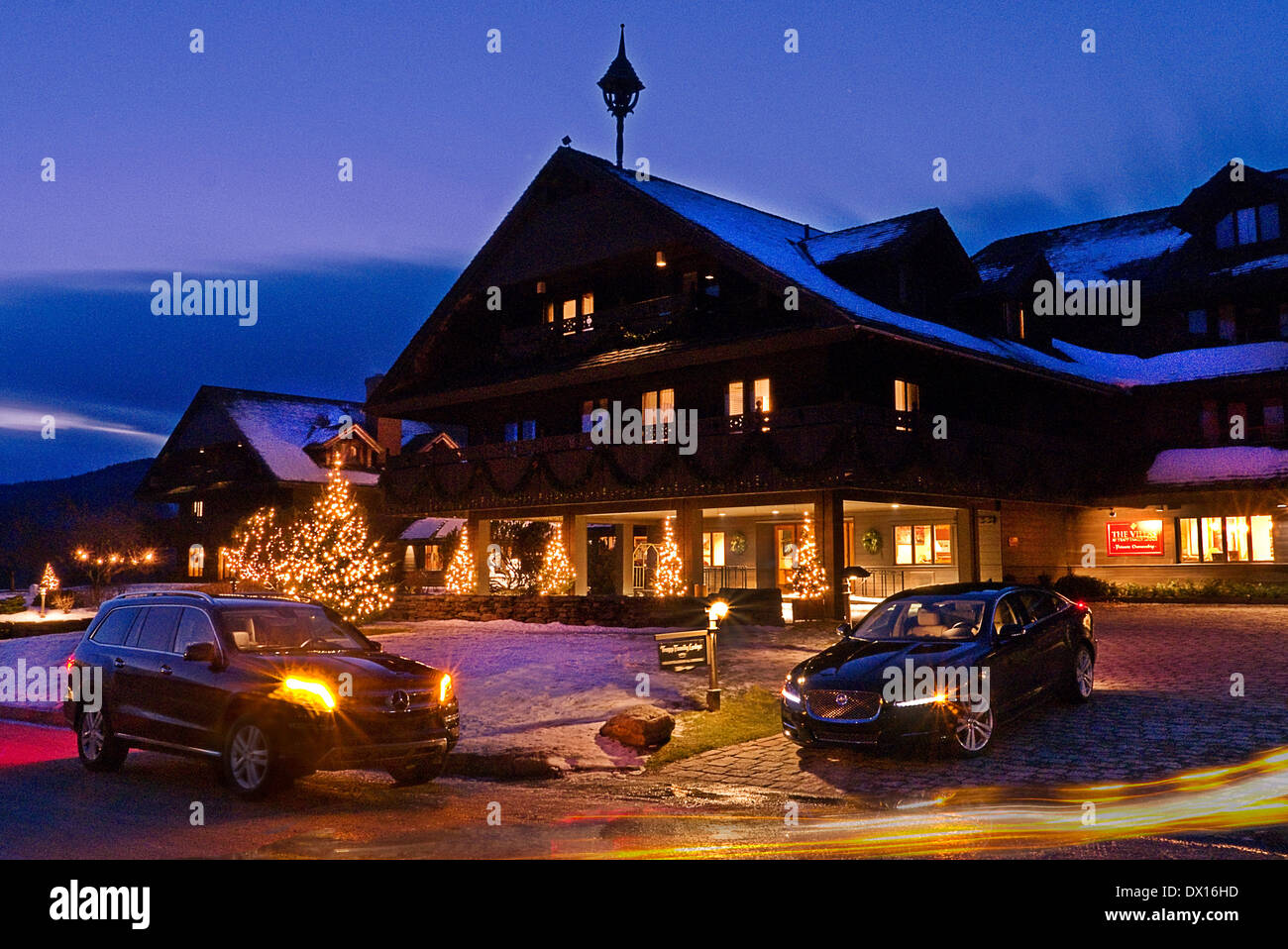 Jaguar XJ AWD & Mercedes Trapp Family Lodge in der Nähe von Stowe Vermont USA Stockfoto