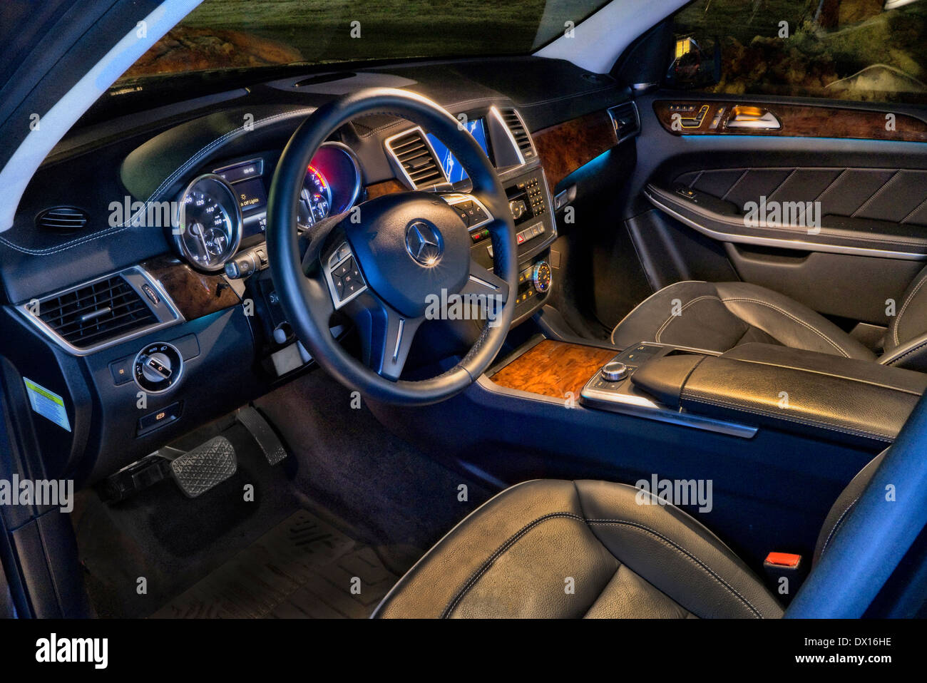 Das Innere einer 2014 Jaguar XJ Limousine in der Nacht Stockfoto