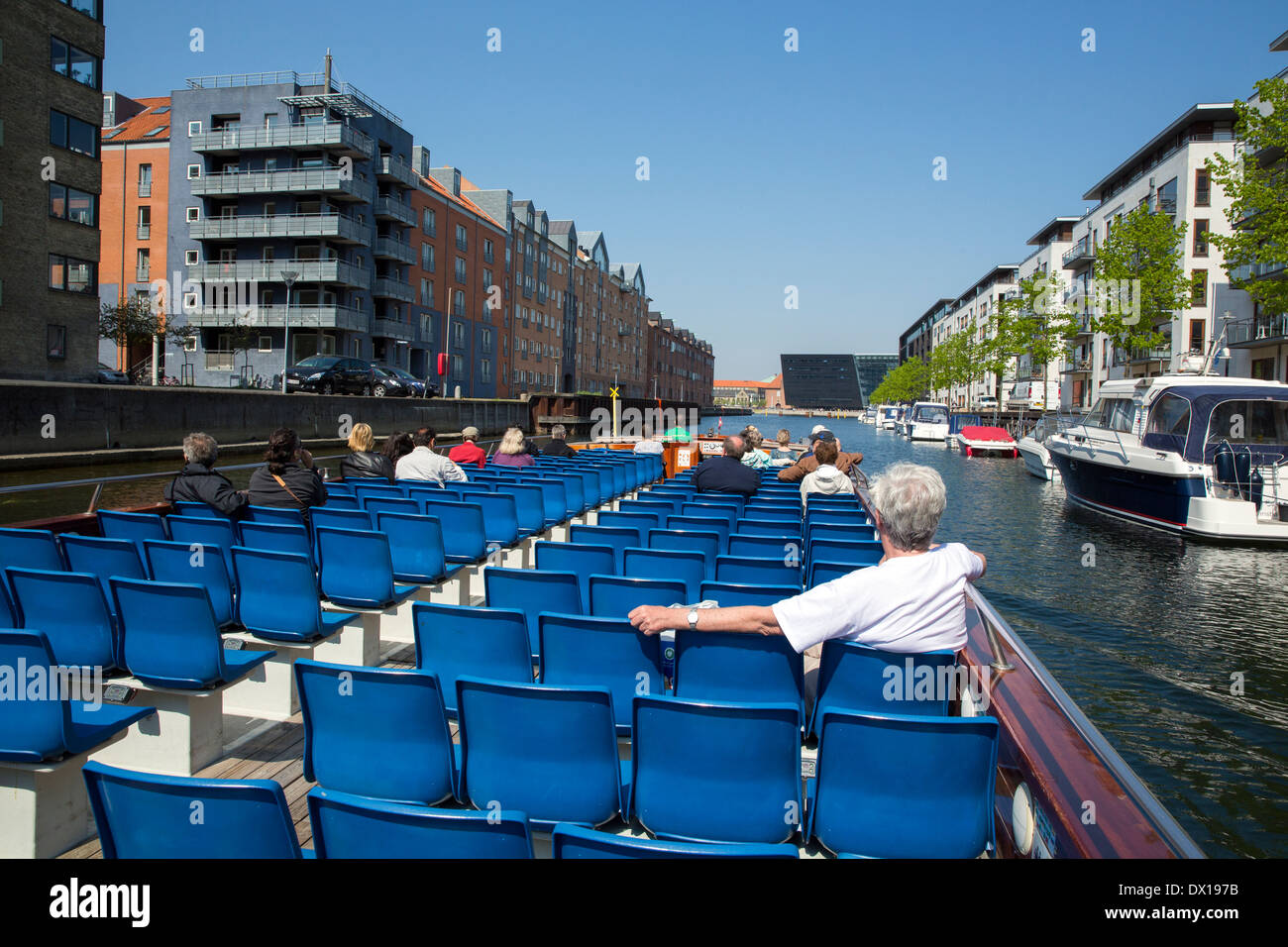 Ein offenes Touristenboot gleitet entlang eines Kanals in Kopenhagen Stockfoto