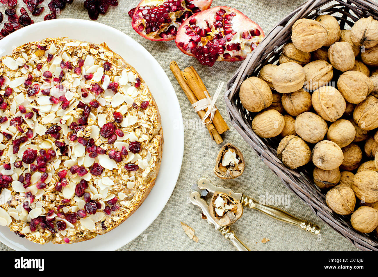 gesunden Haferflocken Kuchen mit Zimt Mandeln Preiselbeeren und Granatapfel Stockfoto