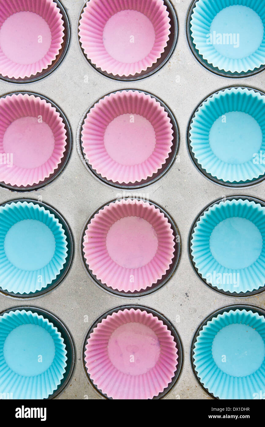 Tablett mit blau und rosa Silikonformen Muffin Stockfoto