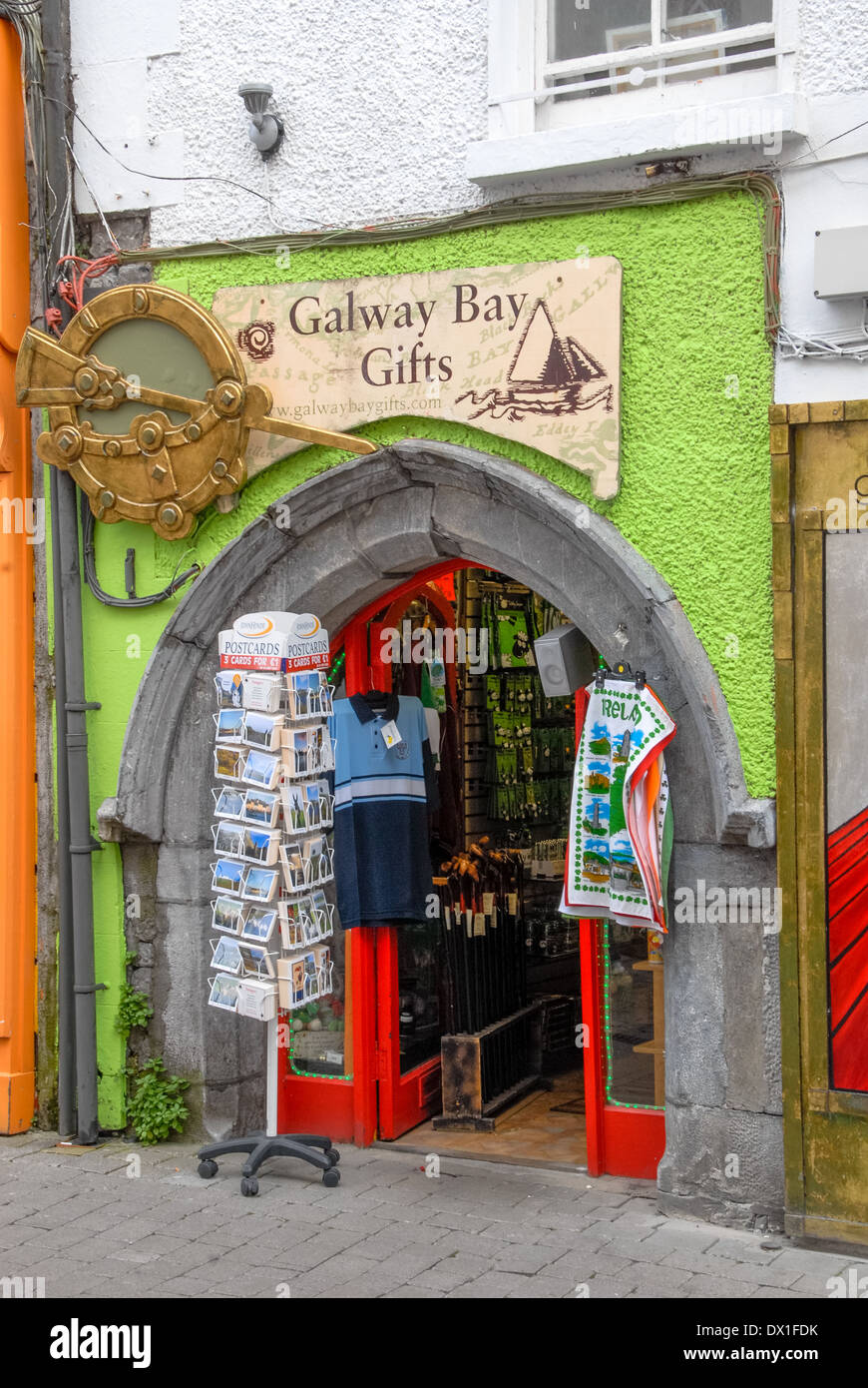 Souvenirladen in der wichtigsten Einkaufsstraße in Galway, Irland Stockfoto