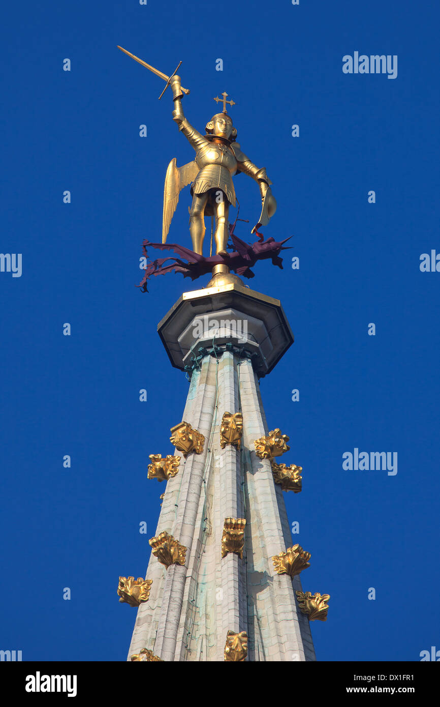 Statue des Erzengels Michael, Schutzpatron von Brüssel, oben auf das Rathaus von Brüssel, Belgien Stockfoto