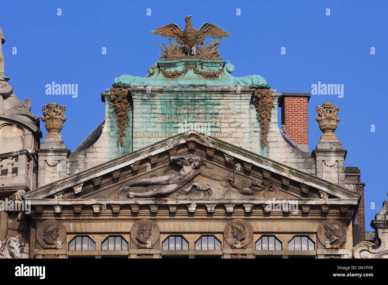Detail der Fassade der Bogenschützen Gilde namens The She-Wolf - La Louve (1691) am Grand Place in Brüssel, Belgien Stockfoto