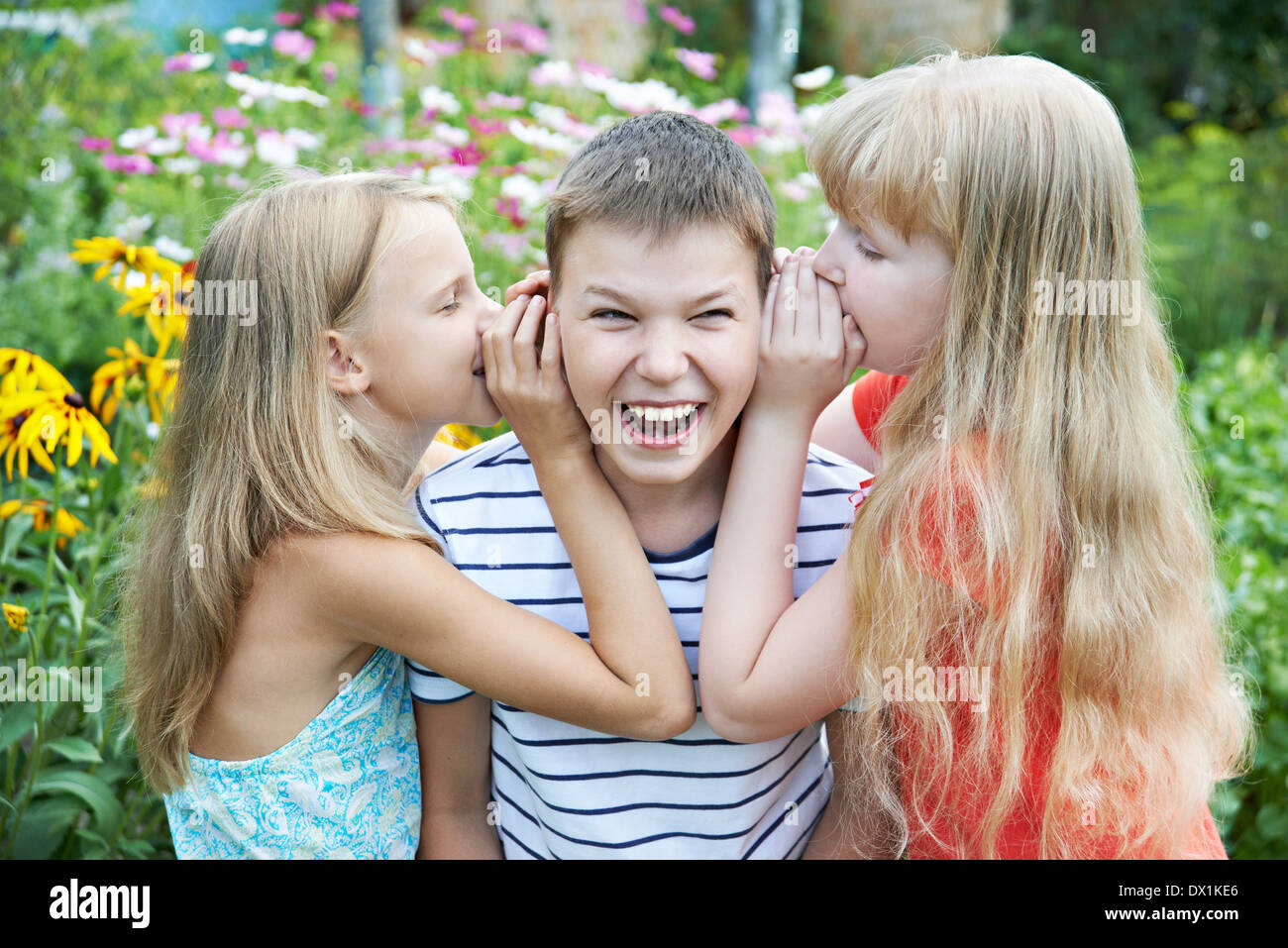 Schwester flüsterte seinem Bruder über die Geheimnisse Stockfoto