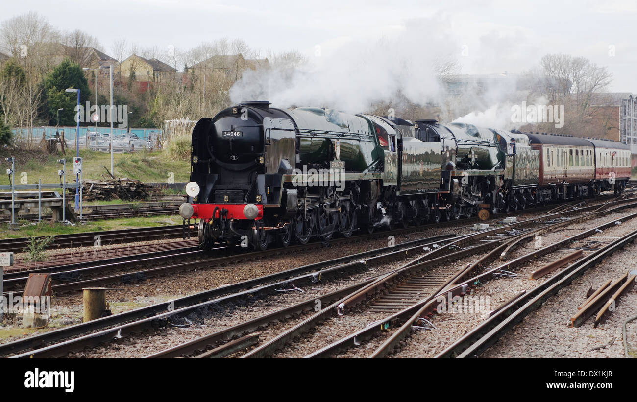 Braunton und Clan Line Bulleid Pacifics in Guildford Stockfoto