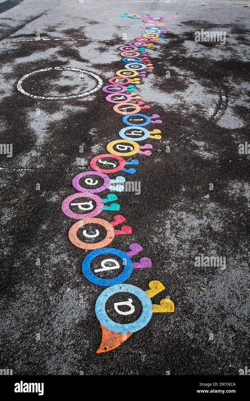 Das Alphabet, gemalt auf einem Spielplatz der Grundschule im Vereinigten Königreich Stockfoto