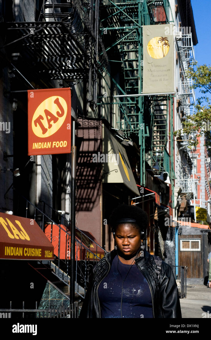 Eines der Tattoo-Studios im East Village. Im Laufe des Tages, an Orten wie St.-Markus Platz, zahlreichen lokalen Tattoo gefunden Stockfoto