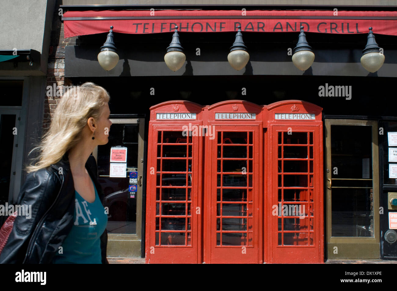 Eine Frau übergibt die Telefon-Bar und Grill-Restaurant im East Village. Das East Village (Villa d ' Este), ist eine Nachbarschaft Stockfoto