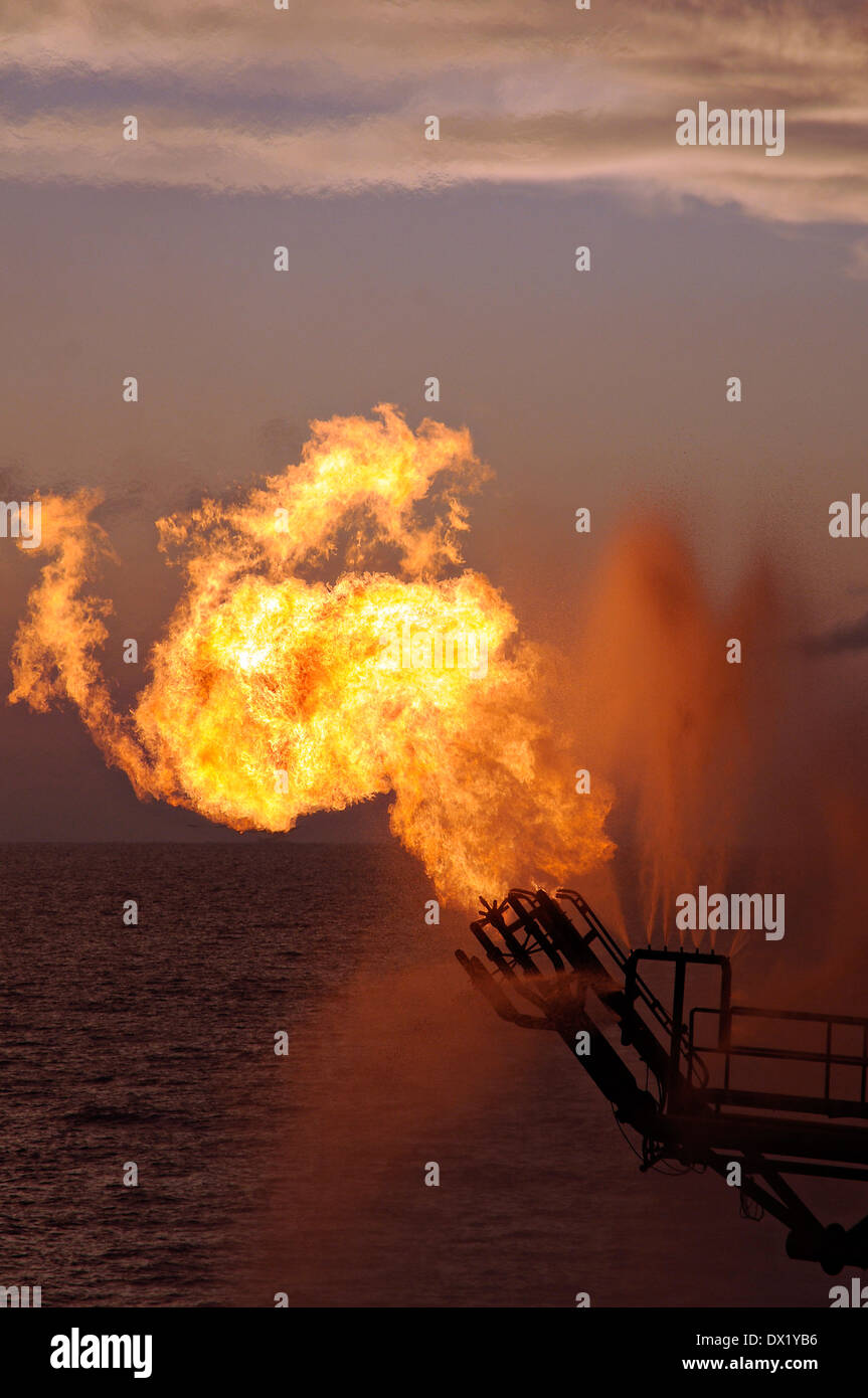 Gas aus der beschädigten Deepwater Horizon Ölquelle wird durch das Bohren Schiff abgefackelt, Discoverer Enterprise so sauber bis in die größte Ölpest in der Geschichte 16. Mai 2010 im Golf von Mexiko geht weiter. Stockfoto