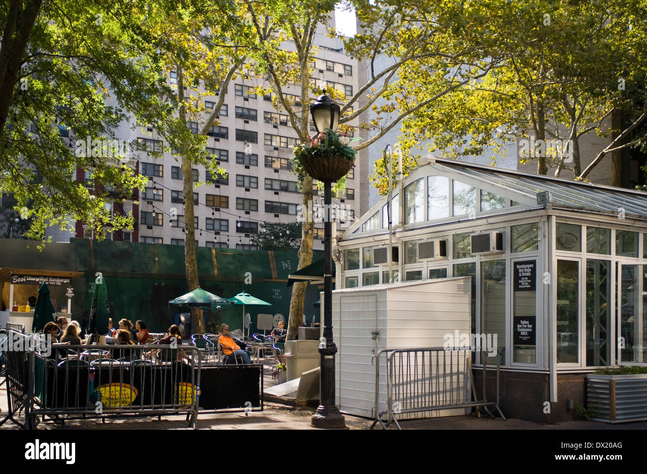 Hamburger Hamburger Hot Dogs & Getränke, befindet sich in der Nähe von den Vereinten Nationen Gebäude im unteren Midtown. 370 East 47th Street. Verlassen der Japan Society in Richtung 1. Straße, kurz vor die Ecke befindet sich die Bar geformt Gewächshaus. Es gibt Tische innen und außen und ist ein guter Ort um einen Burger oder Milchshake zu greifen. Nach dem Motto machen sie die besten Burger der Stadt. Stockfoto