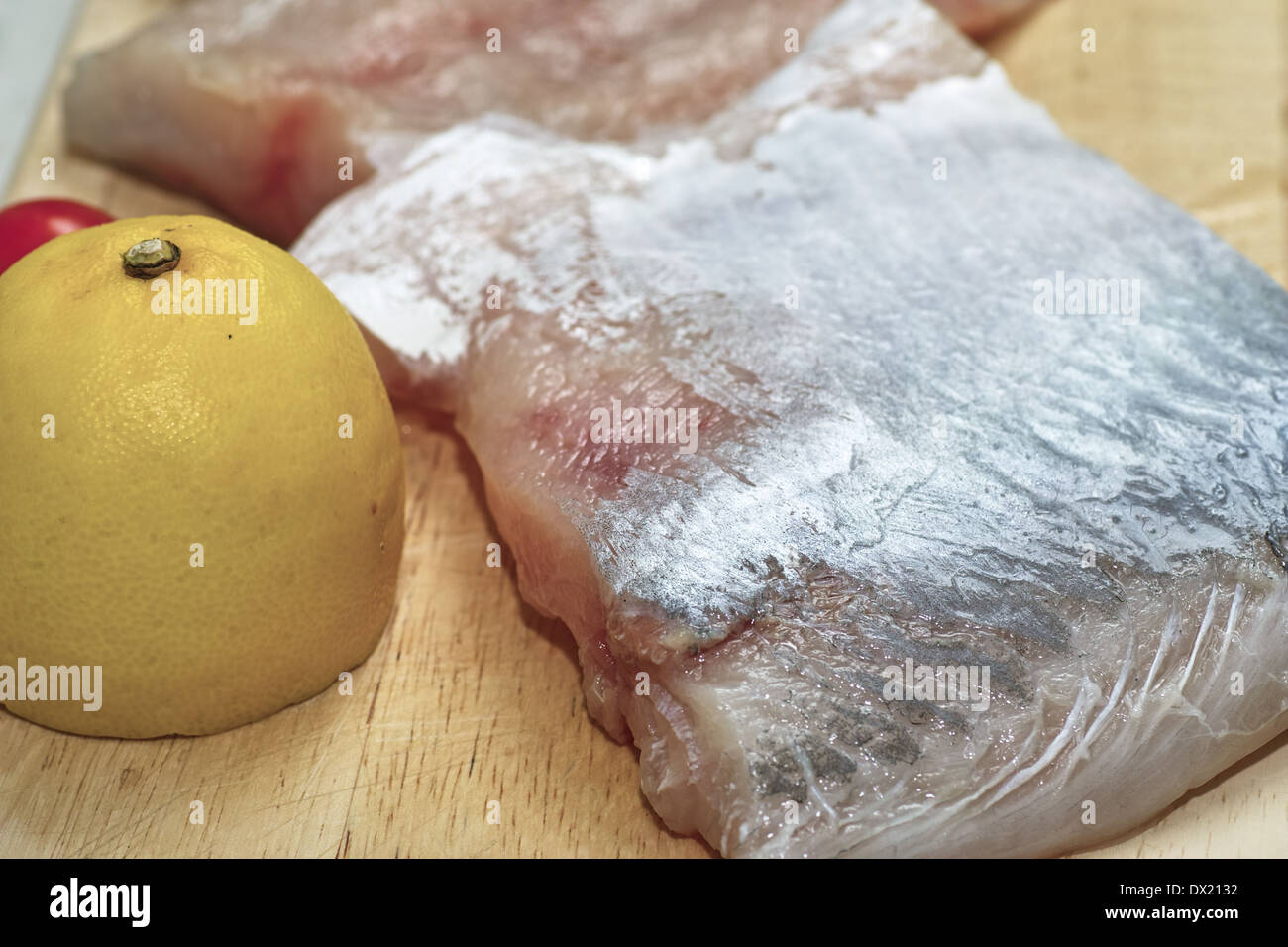 In der polnischen Küche, auf dem polnischen Tisch. Silberkarpfen als Tolpyga bekannt. Tasty gefischt Süßwasserfische in China und Ostsibirien. Stockfoto