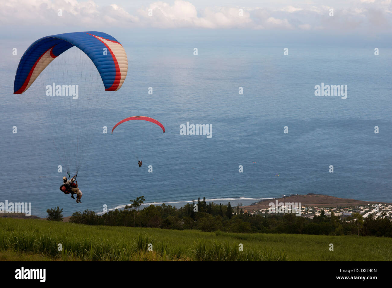 Paragliding am Strand entlang in St. Leu. La Réunion ist eine der bekanntesten in der Welt des Gleitschirmfliegens. Stockfoto