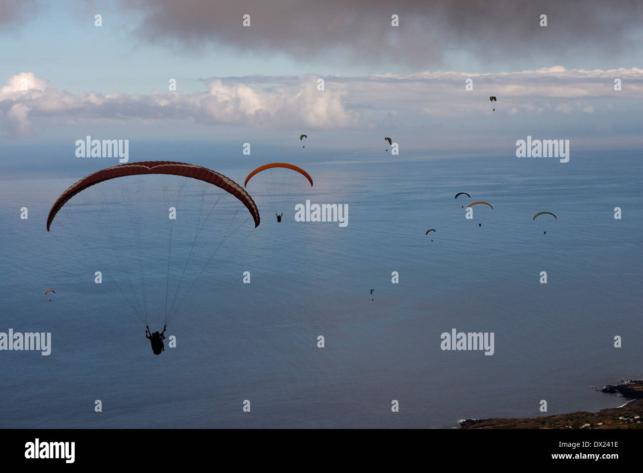 Paragliding am Strand entlang in St. Leu. La Réunion ist eine der bekanntesten in der Welt des Gleitschirmfliegens. Stockfoto