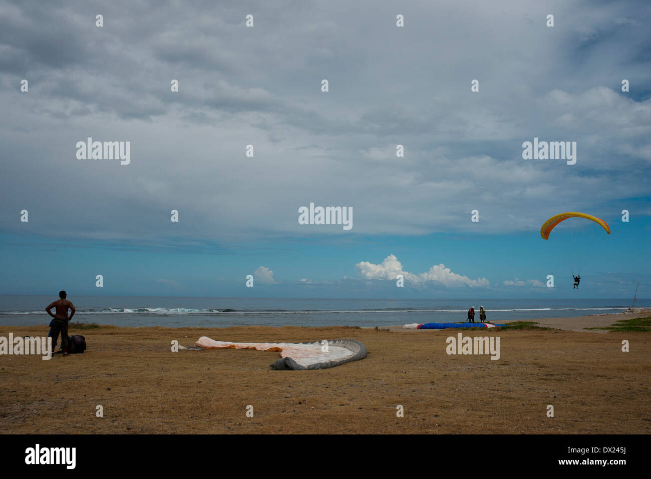 Paragliding am Strand entlang in St. Leu. La Réunion ist eine der bekanntesten in der Welt des Gleitschirmfliegens. Stockfoto